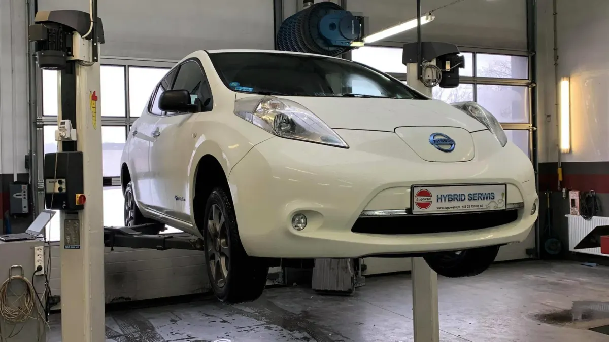 Samochód elektryczny na podnośniku w serwisie Hybrid Serwis Ługowski